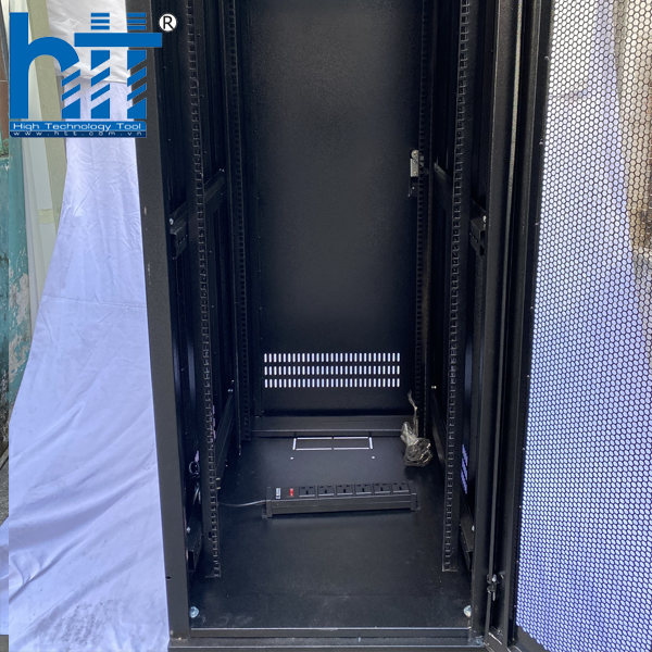 Kết cấu tủ vững chắc, hạn chế rung lắc khi lắp đặt nhiều thiết bị nặng.