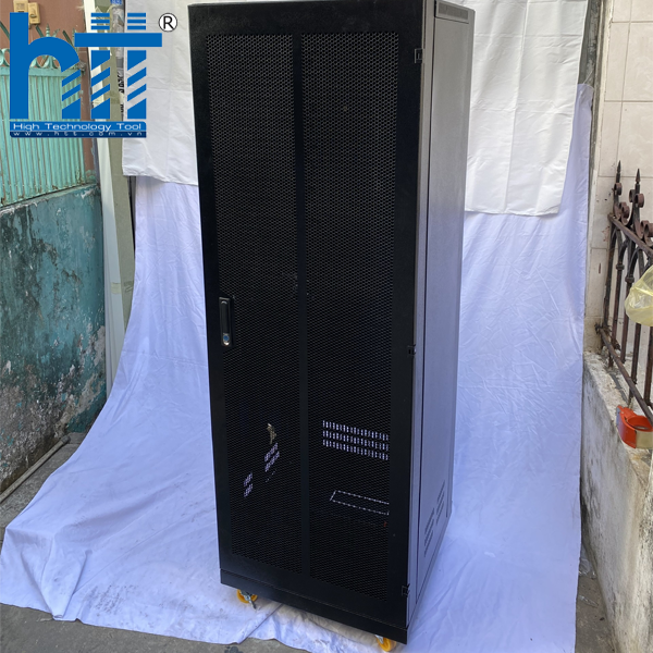 Cửa trước dạng lưới hỗ trợ lưu thông không khí, tăng hiệu quả tản nhiệt cho thiết bị.