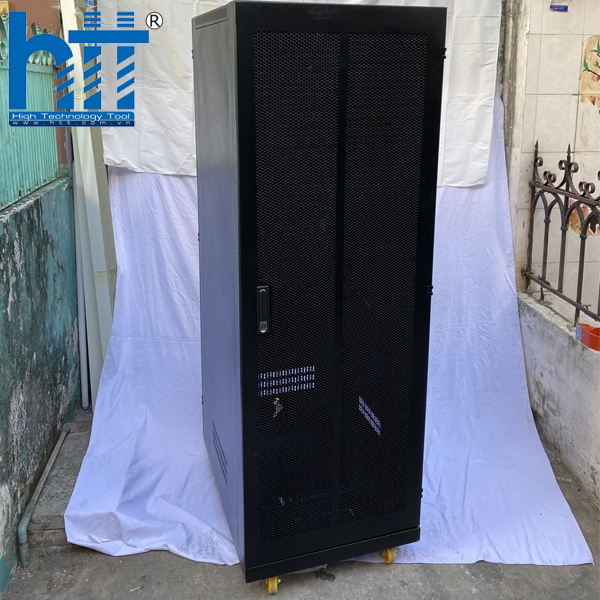 Kết cấu khung chắc chắn giúp tủ ổn định khi lắp đặt nhiều thiết bị cùng lúc.