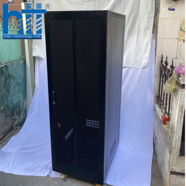 Cửa trước dạng lưới giúp tăng cường lưu thông không khí cho thiết bị bên trong.