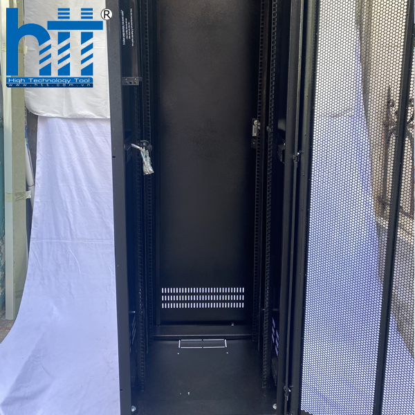 Chiều cao 42U cho phép lắp đặt số lượng lớn thiết bị mạng trong cùng một không gian.