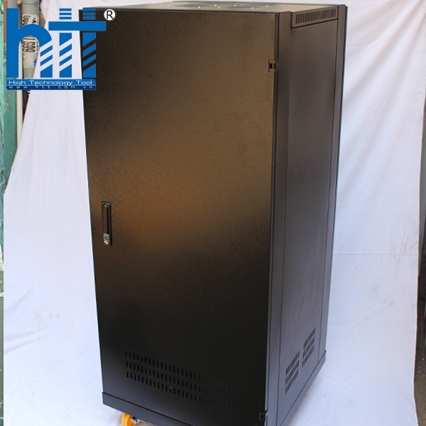 Cửa trước dạng lưới hoặc mica giúp tăng khả năng quan sát và hỗ trợ lưu thông không khí hiệu quả.