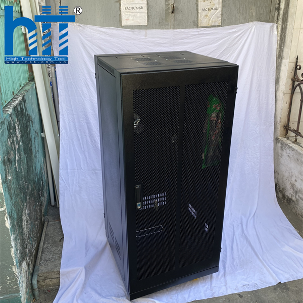 Hai quạt tản nhiệt gắn trên nóc tủ giúp luồng khí nóng được đẩy ra ngoài hiệu quả.