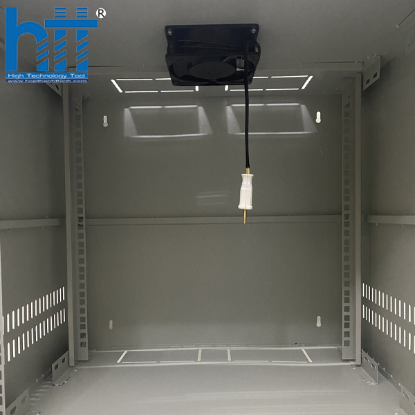 Khung tủ được gia công chính xác, mang lại độ ổn định cao khi treo tường.